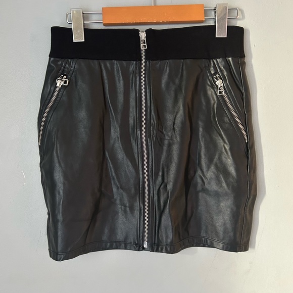 Wilfred Free faux leather zip up mini skirt. Women’s size 6. Great condition! - Picture 1 of 5